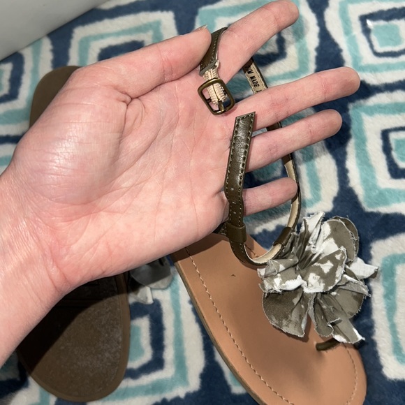 Xhilaration Flower Sandals - Picture 4 of 5